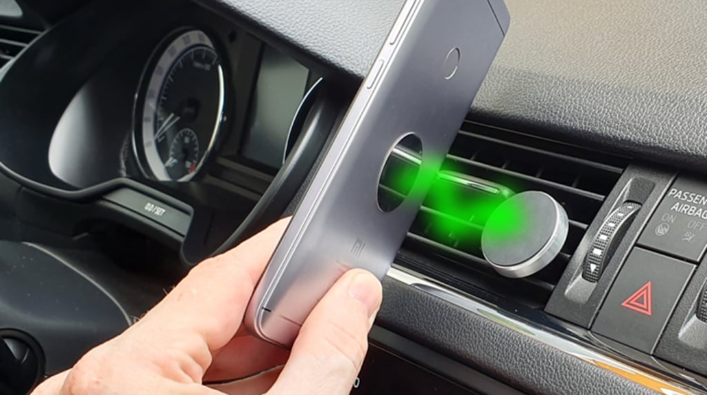 Magnetický držák mobilu do auta