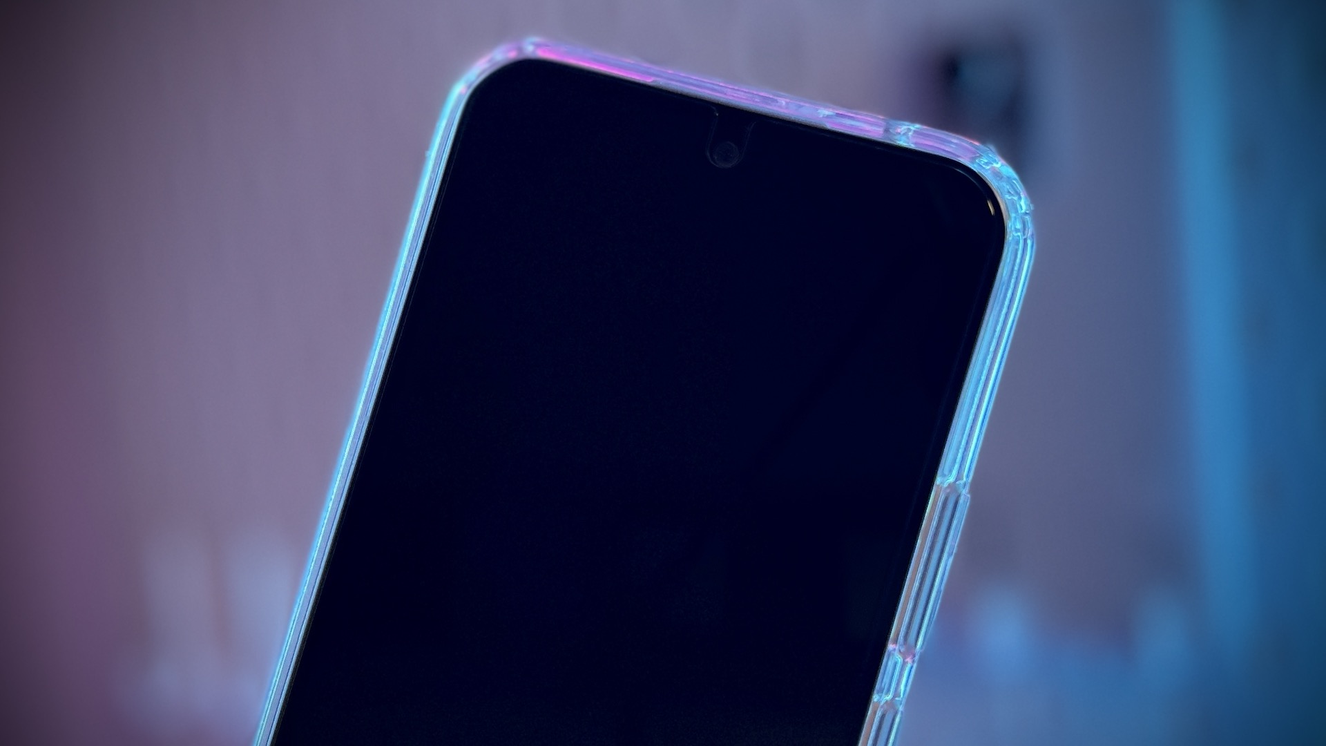 The glass actually covers the entire display and is not visible at all