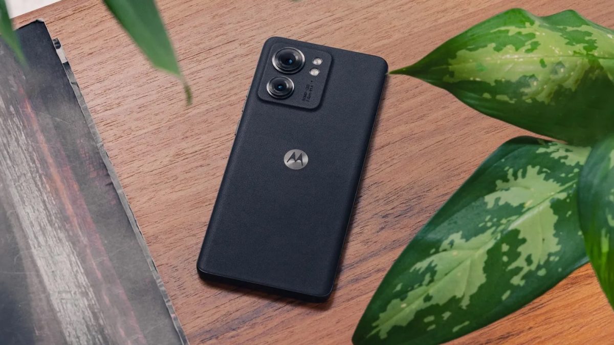 Motorola Rss Motorola Edge (2023) oficiálně. Má slušivý kabátek, zaoblený displej a ...