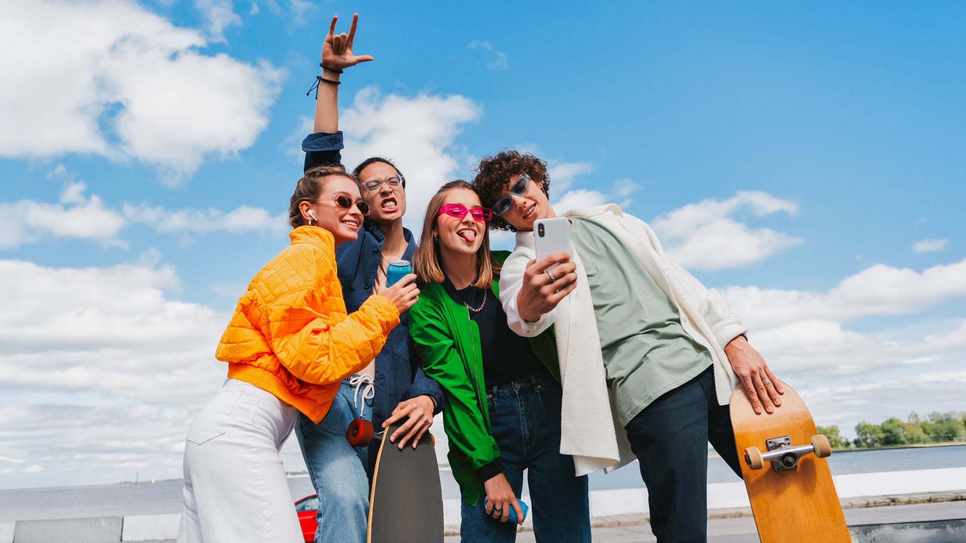 Parta teenagerů fotí selfie s mobilem | Zdroj: T-Mobile