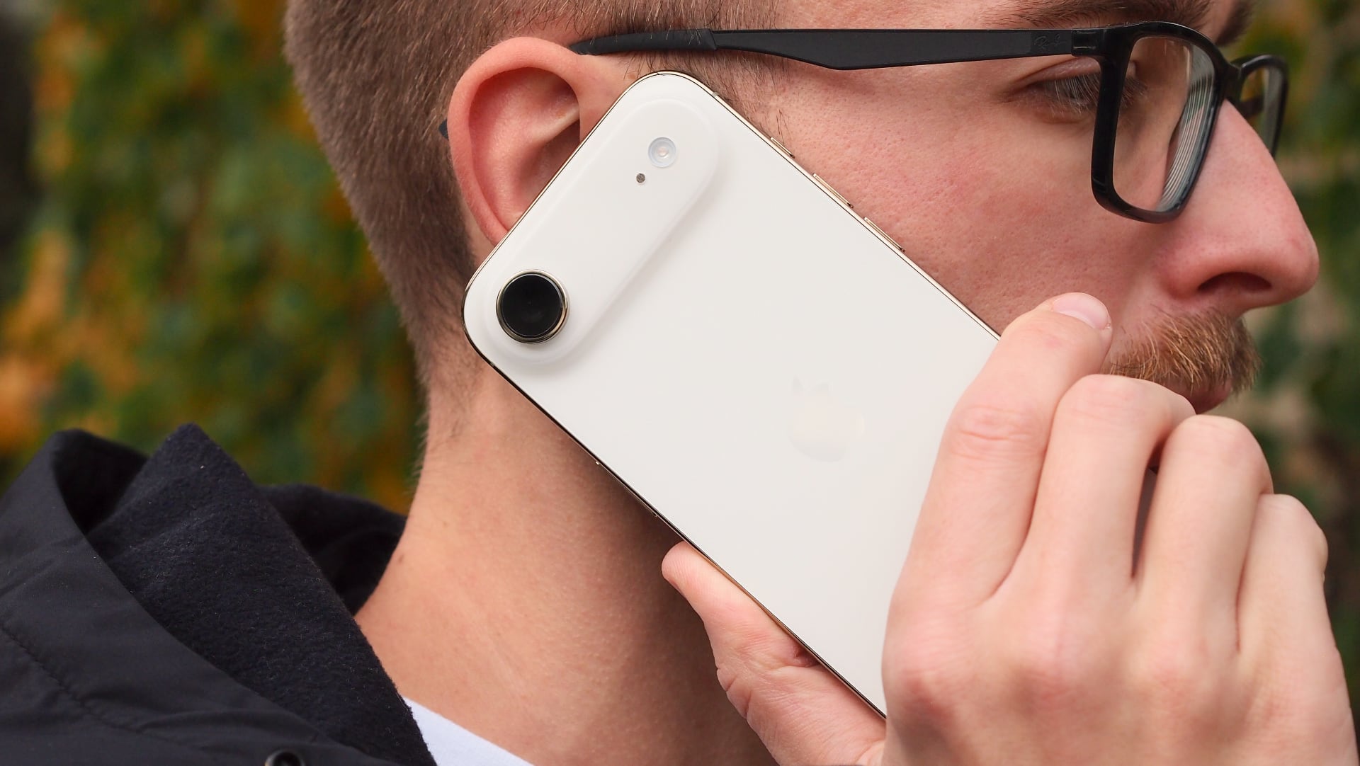 Telefonování s mobilem iPhone Air | Zdroj: Luboš Srb