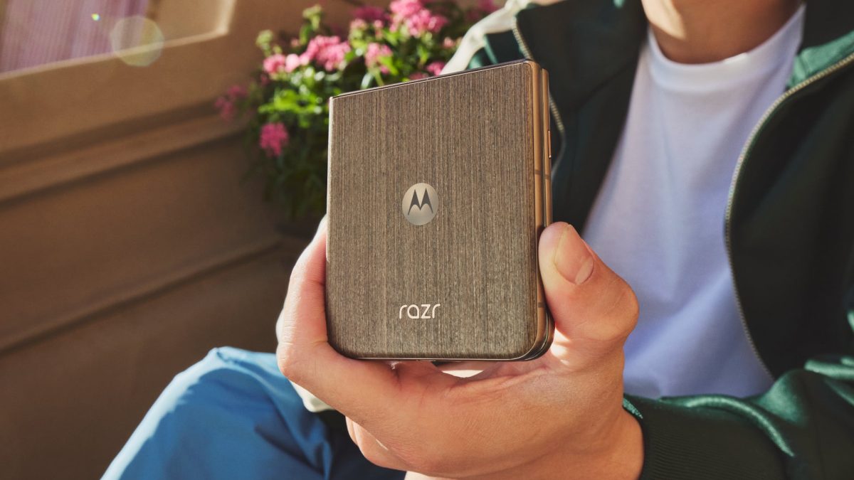 Motorola Razr 70 Ultra je stylový mobil, co složíte do kabelky. Zaujme ...